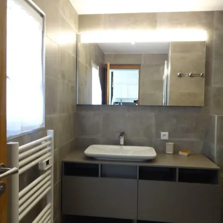 La Menade لي إيسامبر